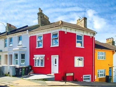 End terrace house to rent in Queens Park Road, Brighton, East Sussex BN2