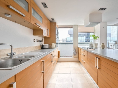 Flat in City Tower,, Canary Wharf, E14
