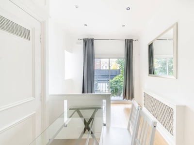 Flat in Longridge Road, Earls Court, SW5