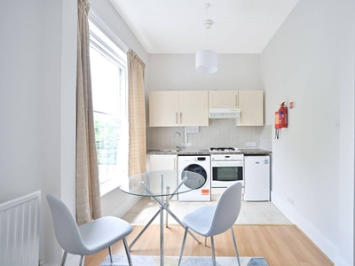 Flat in Montague Road, Richmond Hill, TW10