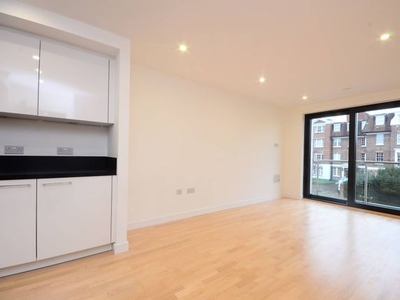 Flat to rent in Chartfield Avenue, Putney, London SW15