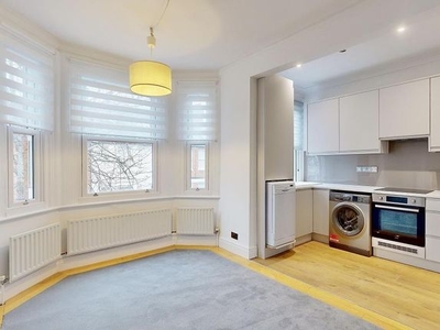 Flat to rent in Duncan Road, Richmond TW9