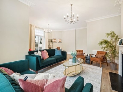 Flat to rent in Flat 4 St George's Court, 42-47 Gloucester Road, London SW7