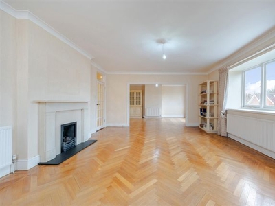 Flat to rent in Heath Drive, Hampstead NW3
