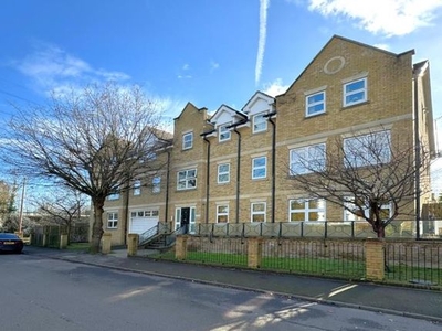 Flat to rent in Leacroft, Staines TW18