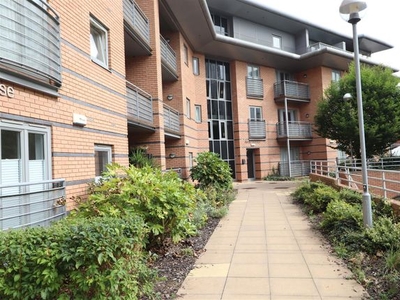 Flat to rent in Manor House Drive, Coventry CV1