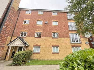 Flat to rent in Martingale Court, Manchester M8