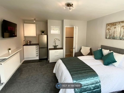 Room to rent in Coombs Road, Halesowen B62