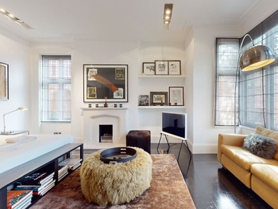 Studio to rent in Cadogan Square, London SW1X