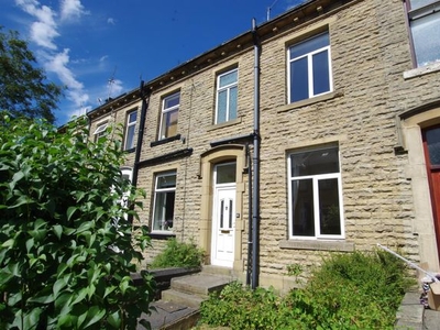 Town house to rent in Sherwood Place, Bradford BD2