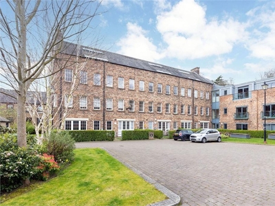 2 bed second floor flat for sale in Dean