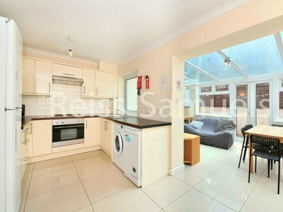 5 Bedroom Town House To Rent