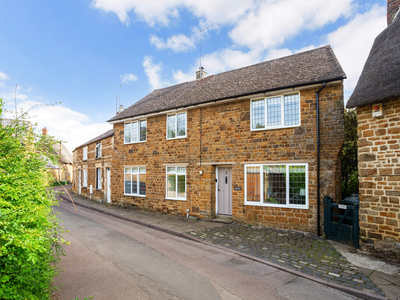 3 bedroom property for sale in Kings Road, Bloxham, OX15