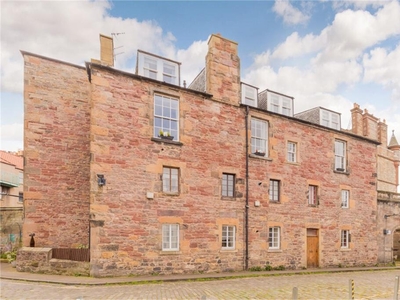 4 bed second floor flat for sale in Newington