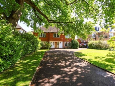 4 Bedroom Detached House For Sale In Walton-on-thames