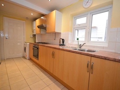 4 bedroom terraced house to rent Reading, RG6 1NN