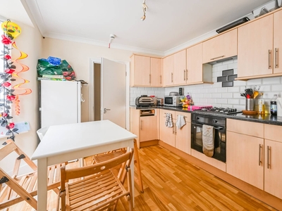 Flat in Bow Common Lane, Mile End, E3