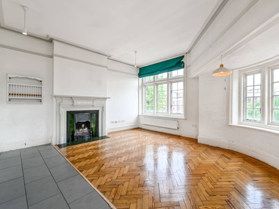 Flat in Prince of Wales Road, Kentish Town, NW5