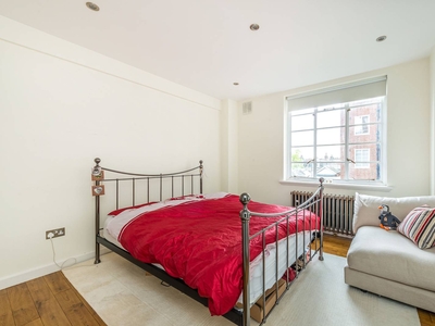 Flat in St Petersburgh Place, Notting Hill Gate, W2