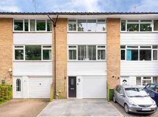 3 Bedroom Town House For Sale In Horsham, West Sussex