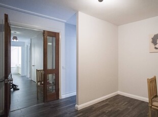 Bright room to rent in 3-bedroom flat in Kensal Green