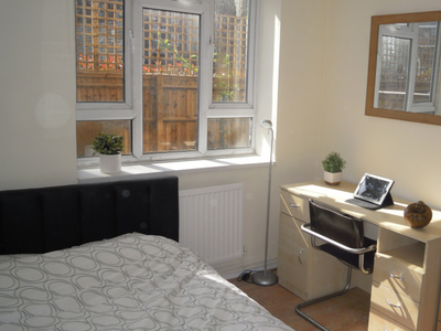 Room for rent in 4-Bedroom Apartment in Tower Hamlets