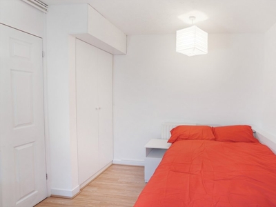 Room for rent in a 4-Bedroom Apartment in Docklands, London