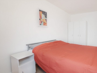 Room for rent in a 4-Bedroom Apartment in Docklands, London
