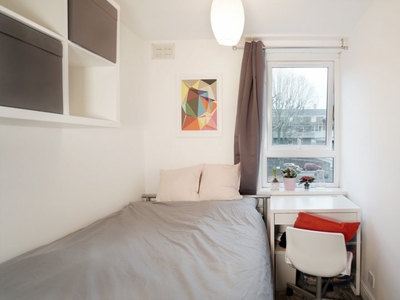 Room for rent in a 4-Bedroom Apartment in Docklands, London