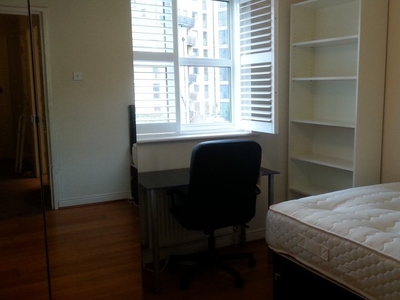 Room to rent in 5-bedroom houseshare in Greenwich, London