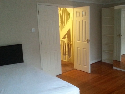 Room to rent in 5-bedroom houseshare in Greenwich, London