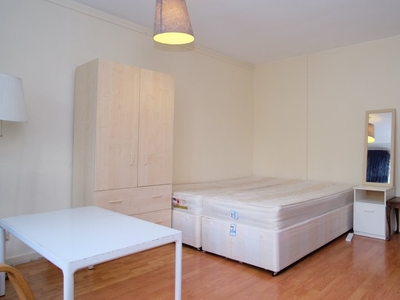 Spacious room in 3-bedroom apartment, Westminster, London