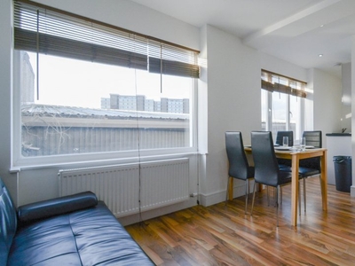 Sunny studio flat to rent in Southwark, London