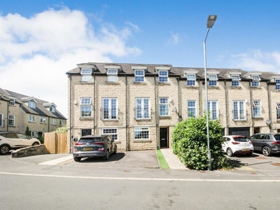 3 bedroom town house for sale in Far Highfield Close, Idle, Bradford, BD10 8XN, BD10