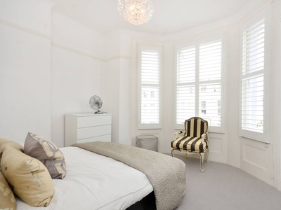 Flat in Westbourne Park Road, Notting Hill, W11