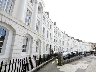 2 bedroom ground floor flat for rent in The Crescent, Plymouth, Devon, PL1