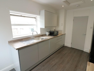 4 bedroom flat for rent in Mount Street, Plymouth, Devon, PL4