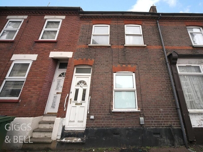 2 bedroom terraced house for sale in Kingsland Road, Luton, Bedfordshire, LU1