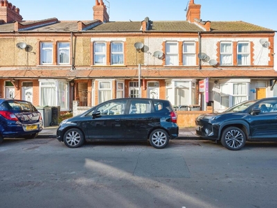 3 bedroom terraced house for sale in Saxon Road, Luton, LU3
