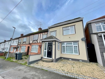 4 bedroom end of terrace house for sale in Beverley Road, Luton, Bedfordshire, LU4
