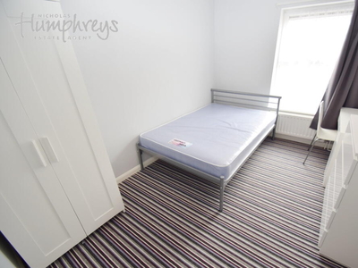5 bedroom terraced house for rent in Boughey Road, Shelton, Stoke-On-Trent, ST4