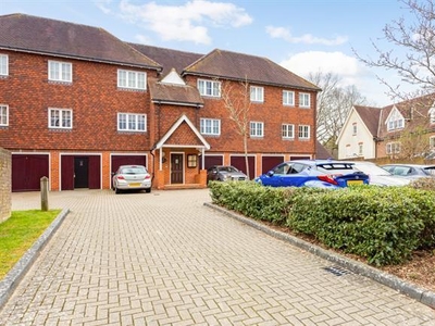 2 bedroom property to let in Whitebeam Court Lower Village RH16