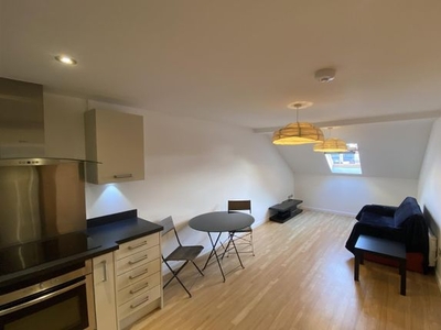 Flat to rent in Bute Crescent, Cardiff CF10