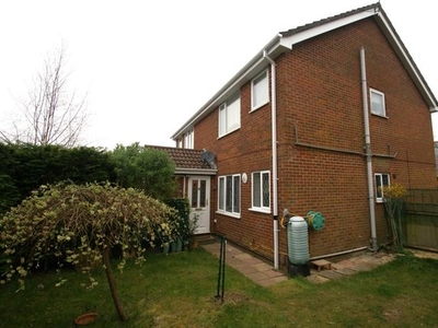 Flat to rent in Eleanor Court, Ludgershall SP11