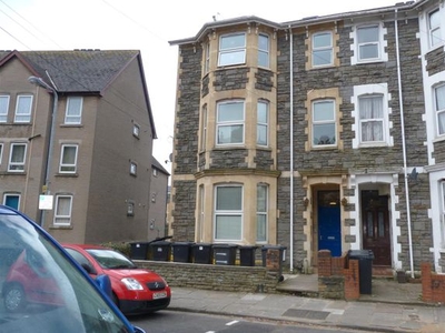 Flat to rent in Richmond Crescent, Roath, Cardiff CF24