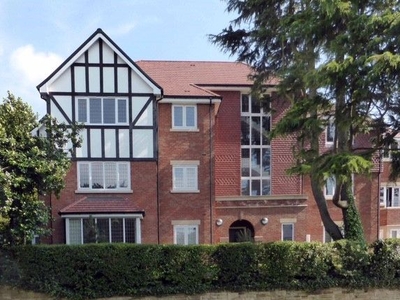 Flat to rent in Wyvern Road, Sutton Coldfield B74