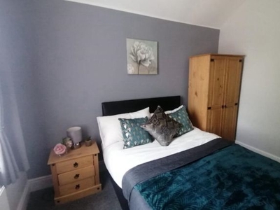 Room to rent in Room 4, 260 Bentley Road, Doncaster DN5