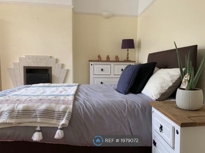 Room to rent in Lynndale Avenue, Huddersfield HD2