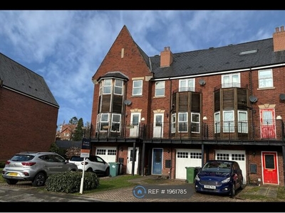 Terraced house to rent in Huntington Crescent, Leeds LS16