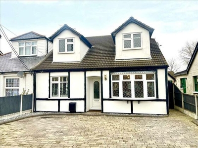 4 bedroom semi-detached house for sale Daws Heath, SS9 5AT